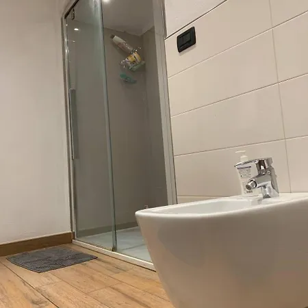 Center Large With Large Shower Apartment